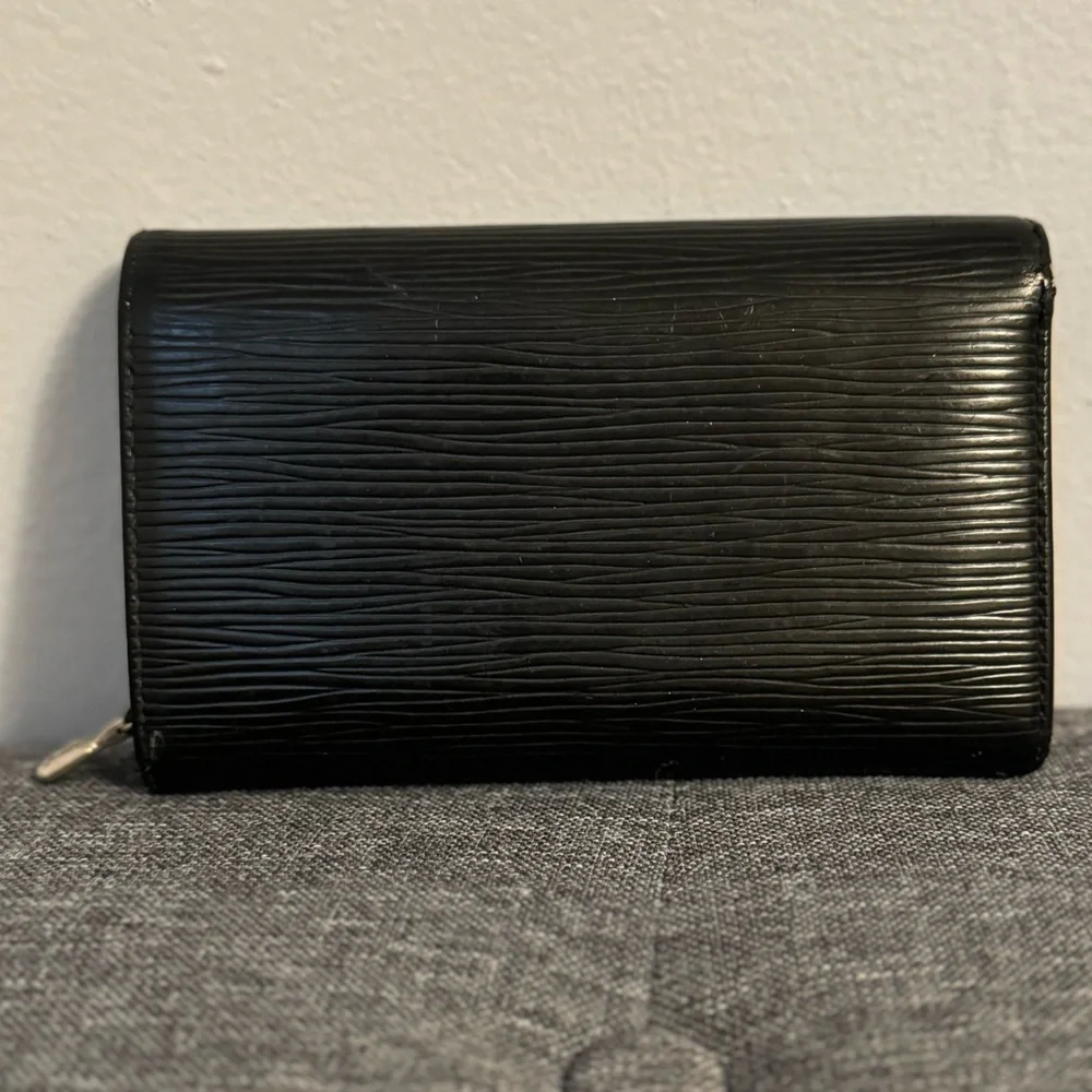 Louis Vuitton Epi Bifold Wallet - Picture 3 of 10